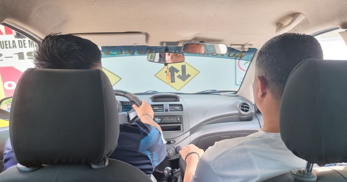 esame patente b pratica con un'auto di autoscuole driving